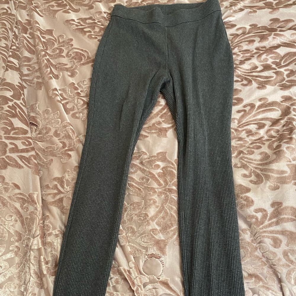 Gray ribbed leggings